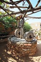 La ville d’Hersonissos en Crète. Moulin à huile d'olive de l'écomusée Lychnostatis. Cliquer pour agrandir l'image dans Adobe Stock (nouvel onglet).