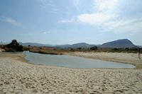 La ville d’Hersonissos en Crète. L'estuaire de la rivière Aposelemis à Analipsi avec, en arrière-plan, le massif du Dicté. Cliquer pour agrandir l'image dans Adobe Stock (nouvel onglet).