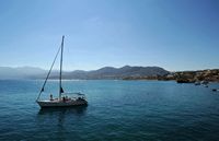 La ville d'Hersonissos en Crète. La côte d'Anissaras sur le golfe de Malia vue depuis le cap Saint-Georges. Cliquer pour agrandir l'image dans Adobe Stock (nouvel onglet).