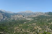 La côte sud de la commune d’Iérapétra en Crète. Le village de Malès vu depuis la route d'Anatoli. Cliquer pour agrandir l'image dans Adobe Stock (nouvel onglet).