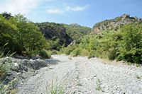 La côte sud de la commune d’Iérapétra en Crète. Le lit du fleuve Kryos après les gorges de Sarakina. Cliquer pour agrandir l'image dans Adobe Stock (nouvel onglet).