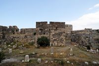 El castillo Neratzia de Kos - un terraplén de defensa del recinto interior. Haga clic para ampliar la imagen en Adobe Stock (nueva pestaña).