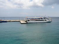 O terminal dos ferrys à Kos visto desde o castelo de Neratzia. Clicar para ampliar a imagem em Adobe Stock (novo guia).