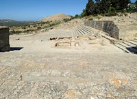 Le palais de Phaistos en Crète. La cour de l'ouest vue du palier des propylées. Cliquer pour agrandir l'image dans Adobe Stock (nouvel onglet).