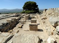 Le palais de Phaistos en Crète. La crypte à deux piliers. Cliquer pour agrandir l'image dans Adobe Stock (nouvel onglet).