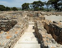Le palais de Phaistos en Crète. L'escalier de l'aile nord. Cliquer pour agrandir l'image dans Adobe Stock (nouvel onglet).