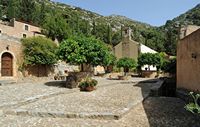 La ville de Pérama en Crète. La cour du monastère de Vossakos. Cliquer pour agrandir l'image dans Adobe Stock (nouvel onglet).