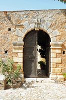 La ville de Pérama en Crète. La porte principale du monastère de Vossakos. Cliquer pour agrandir l'image dans Adobe Stock (nouvel onglet).
