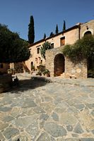 La ville de Pérama en Crète. Les cellules du monastère de Vossakos. Cliquer pour agrandir l'image dans Adobe Stock (nouvel onglet).