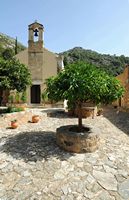 La ville de Pérama en Crète. Façade de l'église du monastère de Vossakos. Cliquer pour agrandir l'image dans Adobe Stock (nouvel onglet).
