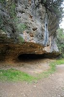 Le canton de Réthymnon en Crète. Abri sous roche dans les gorges de Myli. Cliquer pour agrandir l'image dans Adobe Stock (nouvel onglet).