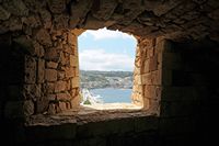 La forteresse de Réthymnon en Crète. La baie de Koumpes vue depuis une embrasure du saillant Saint-Esprit. Cliquer pour agrandir l'image dans Adobe Stock (nouvel onglet).