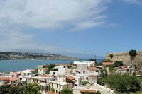 La ville de Réthymnon en Crète. La baie de Koumpes vue depuis la forteresse. Cliquer pour agrandir l'image dans Adobe Stock (nouvel onglet).