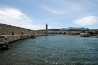 La ville de Réthymnon en Crète. La ville et le mont Vrsynas vus depuis le port. Cliquer pour agrandir l'image dans Adobe Stock (nouvel onglet).