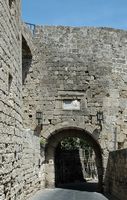 Αναφερθείτε το Άγιο Ιωάννη εσωτερικός των οχυρώσεων Rhodes. Να κλικάρτε για να αυξήσει την εικόνα μέσα σε Adobe Stock (νέα σύνδεση).