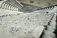 Antike Theater von Rhodos. Klicken, um das Bild in Adobe Stock zu vergrößern (neue Nagelritze).