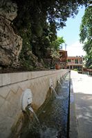 La ville de Spili en Crète. La fontaine vénitienne. Cliquer pour agrandir l'image dans Adobe Stock (nouvel onglet).