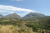 La ville de Spili en Crète. Les gorges de Kissos vue depuis Kato Preveli. Cliquer pour agrandir l'image dans Adobe Stock (nouvel onglet).
