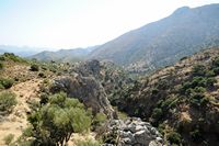 Le plateau du Lassithi en Crète. Les gorges d'Adrianos depuis le belvédère d'Ano Amygdali. Cliquer pour agrandir l'image dans Adobe Stock (nouvel onglet).