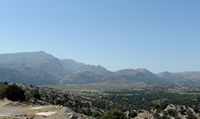 Le plateau du Lassithi en Crète. Les gorges de Changas et le sud du plateau vus depuis Messa Lassithi. Cliquer pour agrandir l'image dans Adobe Stock (nouvel onglet).