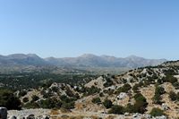 Le plateau du Lassithi en Crète. Le sud du plateau et la colline de Kefala vus depuis Messa Lassithi. Cliquer pour agrandir l'image dans Adobe Stock (nouvel onglet).