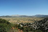 Le plateau du Lassithi en Crète. Le village de Psychro vu depuis la grotte. Cliquer pour agrandir l'image dans Adobe Stock (nouvel onglet).