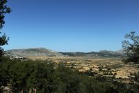 Le plateau du Lassithi en Crète. Le mont Selena et le nord du massif du Dicté vu depuis la grotte. Cliquer pour agrandir l'image dans Adobe Stock (nouvel onglet).