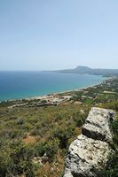 La ville de Vryssès en Crète. La baie de Kalyves vue depuis Aptera. Cliquer pour agrandir l'image dans Adobe Stock (nouvel onglet).