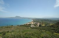 La ville de Vryssès en Crète. La côte de l'Apokoronas et la baie de Kalyves vues depuis Aptera. Cliquer pour agrandir l'image dans Adobe Stock (nouvel onglet).