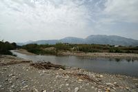 Les Montagnes Blanches en Crète. Le nord-est des Montagnes Blanches vu depuis l'embouchure de la rivière Mousselas. Cliquer pour agrandir l'image.