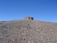 Le massif du Psiloritis en Crète. La chapelle de la Sainte-Croix au sommet du mont Ida (auteur Pascal Mullon). Cliquer pour agrandir l'image.