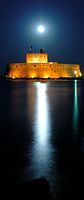 El fuerte San Nicolás en Rodas, de noche. Haga clic para ampliar la imagen.