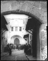 Das Krankenhaus der Ritter in Rhodos, das gegen 1911 seit der Bysantine-Tür gesehen wurde. Klicken, um das Bild zu vergrößern.