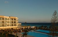 Zwembaden van het hotel Ixian Groot in Rhodos - aan de dageraad. Klikken om het beeld te vergroten.