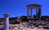 Le mont Cynthe à Délos en Grèce. Le temple d'Isis. Cliquer pour agrandir l'image.