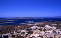 Le mont Cynthe à Délos en Grèce. Le site archéologique vu depuis le mont Cynthe. Cliquer pour agrandir l'image.