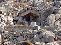 Le mont Cynthe à Délos en Grèce. Le sanctuaire d'Héraclès (auteur Olaf Tausch). Cliquer pour agrandir l'image.