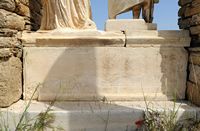 Le Quartier du Théâtre de Délos en Grèce. Piédestal des statues de la Maison de Cléopâtre. Cliquer pour agrandir l'image.