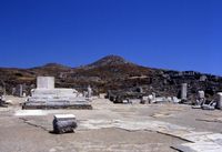 Le sanctuaire d'Apollon à Délos en Grèce. L'autel d'Hermès sur l'agora. Cliquer pour agrandir l'image.