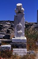Le sanctuaire d'Apollon à Délos en Grèce. Phallus du temple de Dionysos. Cliquer pour agrandir l'image.