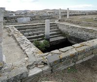 Le sanctuaire d'Apollon à Délos en Grèce. La fontaine Minoé (auteur Bernard Gagnon). Cliquer pour agrandir l'image.