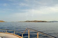 L'île de Délos. L'île vue à partir de la mer. Cliquer pour agrandir l'image.