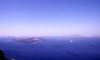 L'îlot de Néa Kaméni à Santorin. L'îlot vu depuis Oia. Cliquer pour agrandir l'image.