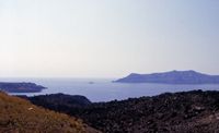 L'îlot de Néa Kaméni à Santorin. L'îlot de Paléa Kaméni. Cliquer pour agrandir l'image.
