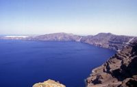 L'île de Santorin. Vue à partir de Fira. Cliquer pour agrandir l'image.