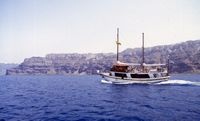 L'île de Santorin. Bateau d'excursion dans la caldeira. Cliquer pour agrandir l'image.