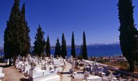 L'île de Spétses en Grèce. Le cimetière. Cliquer pour agrandir l'image.