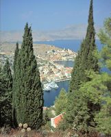 L’île de Symi en mer Égée. Le port de Gialos. Cliquer pour agrandir l'image.