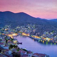 L’île de Symi en mer Égée. Le port de Gialos au crépuscule. Cliquer pour agrandir l'image.