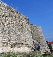 L’île de Symi en mer Égée. Les ruines du château de l'île. Cliquer pour agrandir l'image.